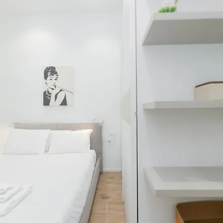 Bocconi White Apartment *